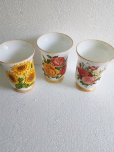 K&eacute;zműves porcel&aacute;n poharak