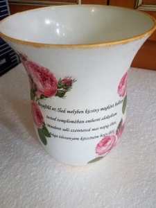 Porcel&aacute;n v&aacute;za egyedi felirattal